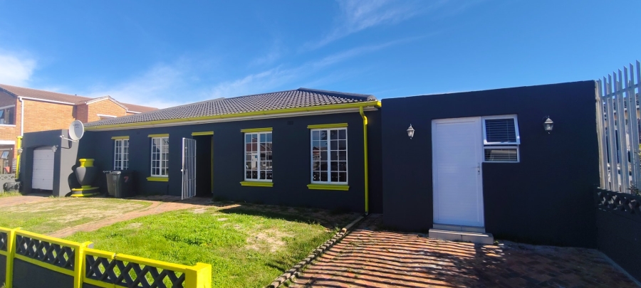 4 Bedroom Property for Sale in Strandfontein Village Western Cape